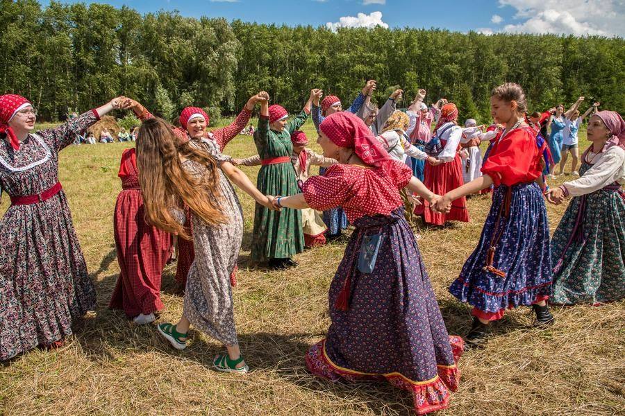 Оживить монотонность поклонов призван следующий танец