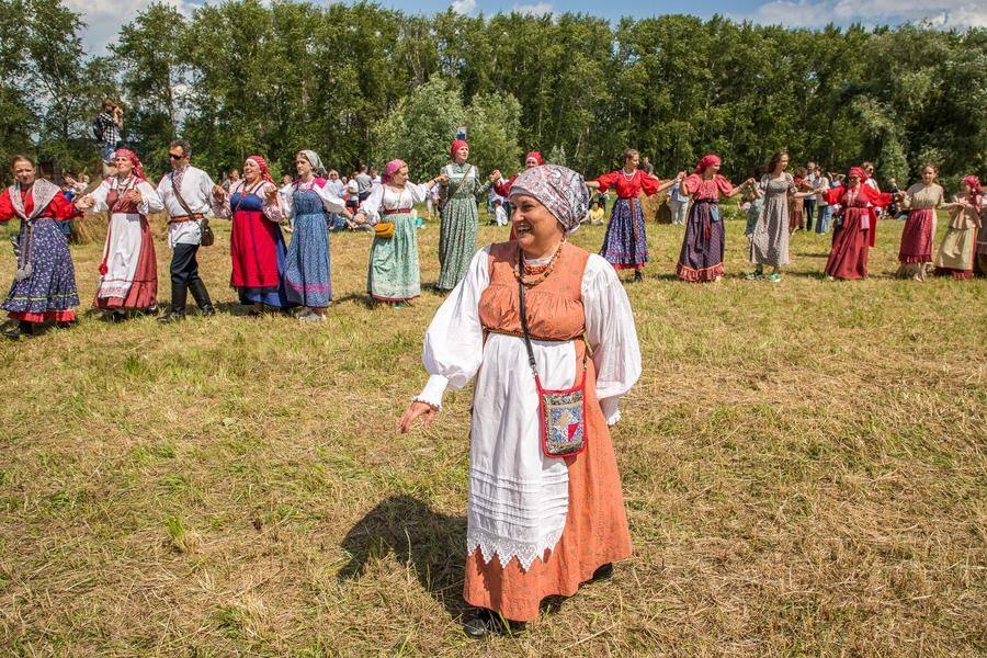 Ближе к финалу хоровод снова принимает классическую форму круга