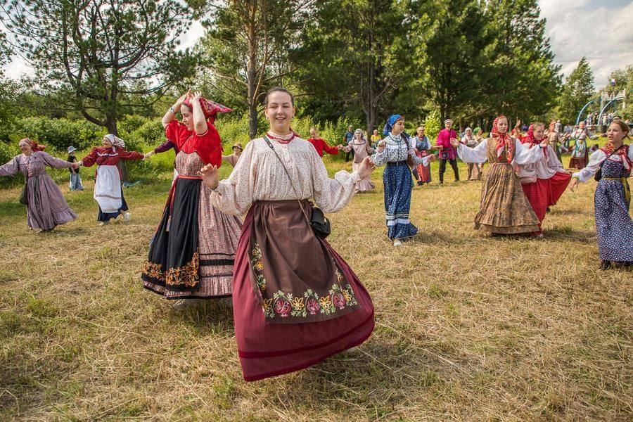 В центре поочередно «скачут-пляшут» девушки, молодки и даже «старушки»