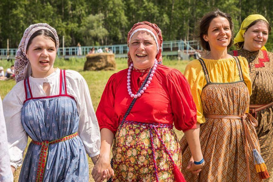 Несколько куплетов все интересуются делами друг друга и импровизируют в ответах