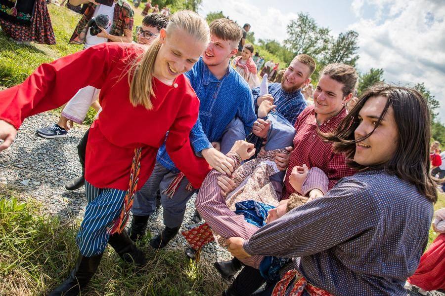 Тут-то ее и хватают, чтобы разоблачить и освежить в ближайшем водоеме!