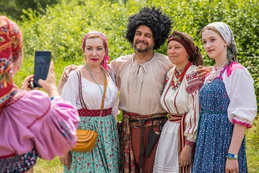 Уставшие, но довольные участники делают памятные фотографии