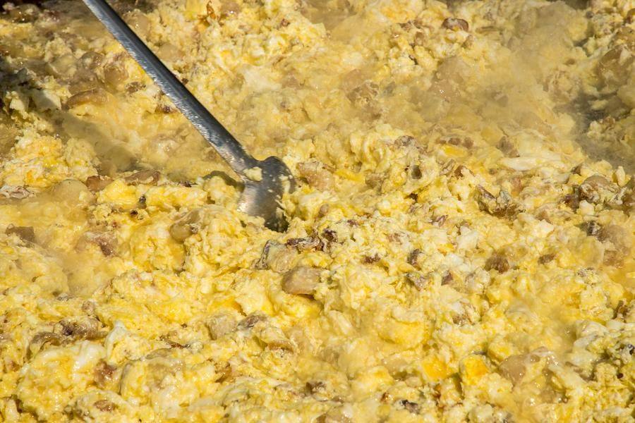 Это огромная яичница со шкварками, которые шипят («верещат»), пока жарятся
