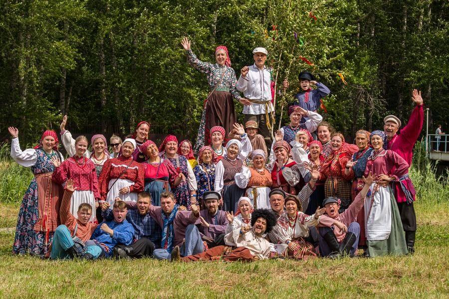 Хороводы такого масштаба в таком месте проводятся всего один раз в год