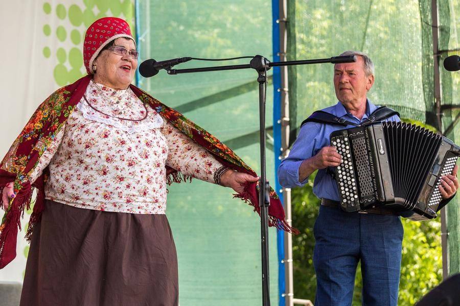Гостья из Тары ничуть не уступает другим артистам в умении держать зал