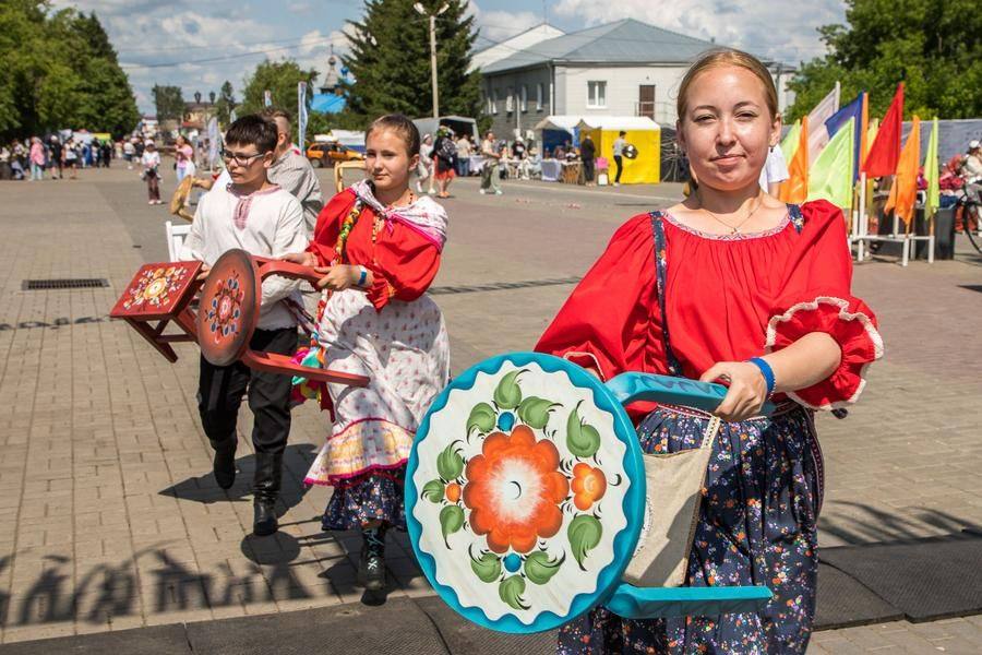 Между песнями зрителям напоминают об основных направлениях фестиваля