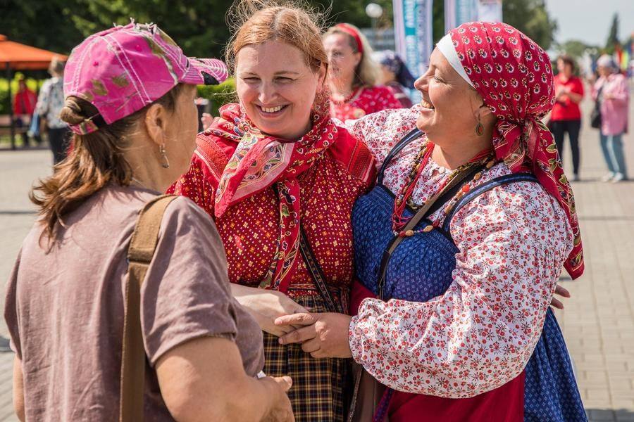 Обмен поздравлениями и впечатлениями о трех днях происходит и вне сцены
