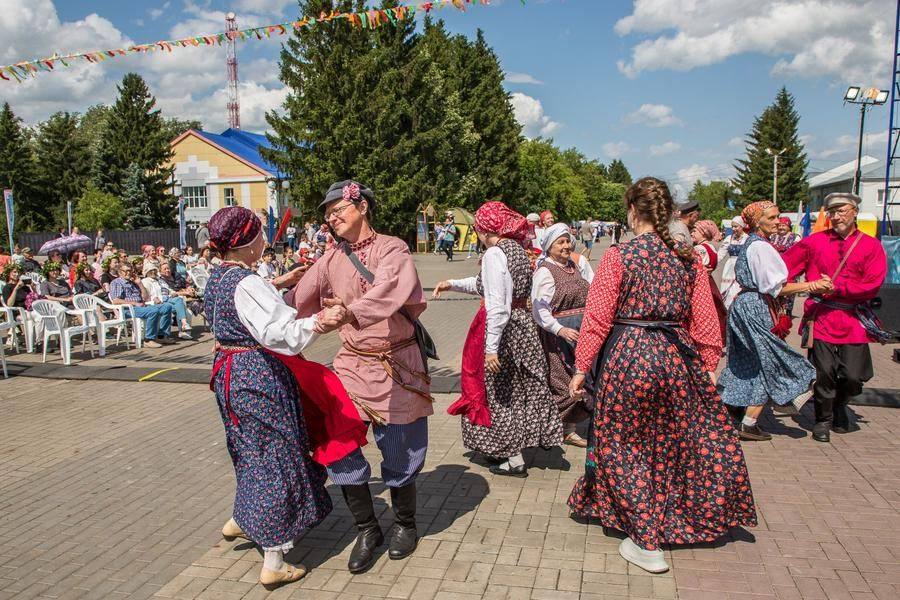 Напоследок прямо перед сценой разворачивается развеселая балуха